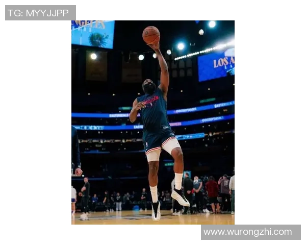 足球明星哈登在绿茵场上的精彩瞬间与独特魅力展现